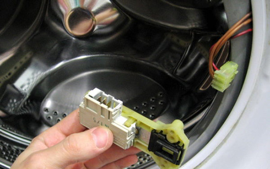 Поломка устройства блокировки люка стиральной машины